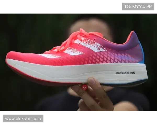 碳板跑鞋革新跑步体验提升运动表现的科技利器 - 副本 - 副本 (3) 碳板跑鞋革新跑步体验提升运动表现的科技利器 - 副本 - 副本 (3)